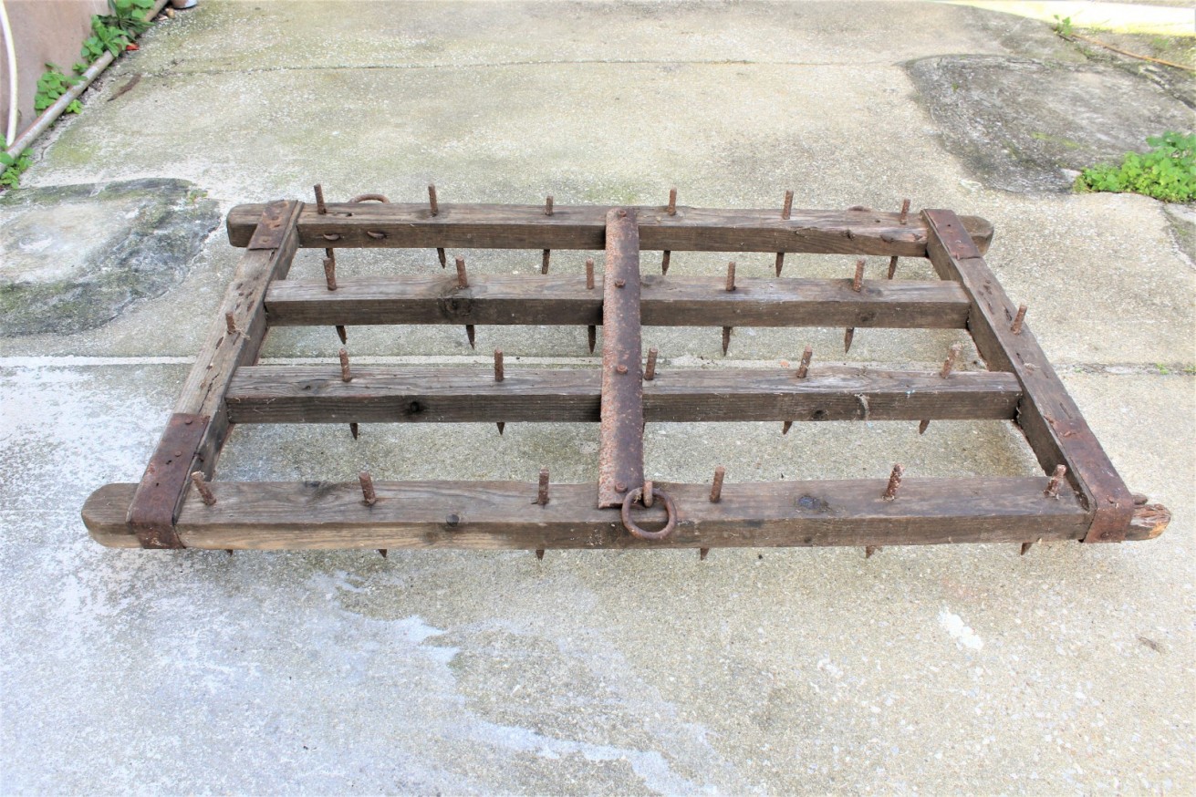 Grade. Colocada atrás dos bois e servia para gradar a terra. Isabel Rosendo, in Memórias da Lagoa de Óbidos.